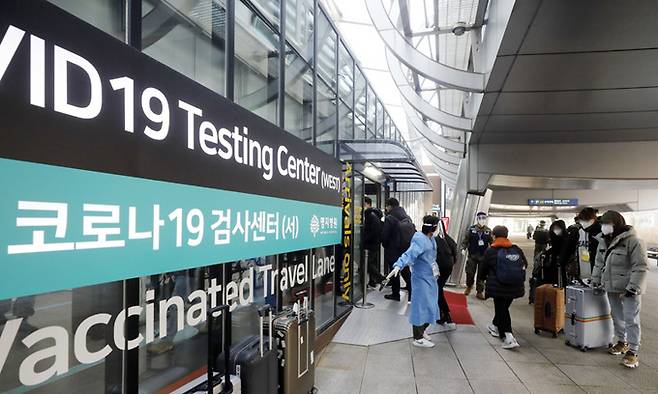 지난 9일 인천국제공항에 도착한 중국발 입국자들이 코로나19 검사를 받으러 이동하고 있다. 인천공항=뉴시스