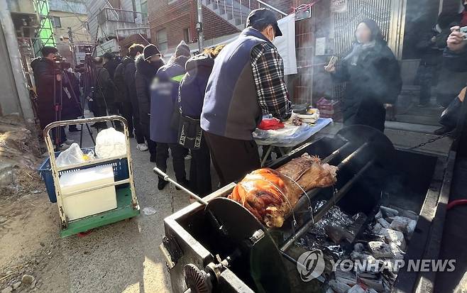 이슬람 사원 공사장 앞에서 '바비큐 행사' [연합뉴스 자료사진]