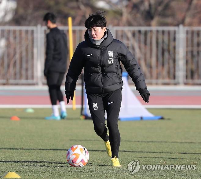 훈련하는 지소연 (울산=연합뉴스) 김용태 기자 = 30일 오후 울산 문수축구경기장 보조경기장에서 열린 여자 축구 국가대표팀 훈련에서 지소연이 패스하고 있다. 2023.1.30 yongtae@yna.co.kr