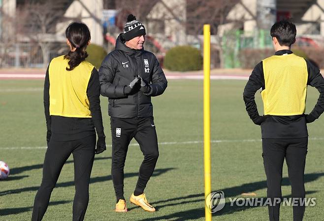 훈련 설명하는 콜린 벨 감독 (울산=연합뉴스) 김용태 기자 = 30일 오후 울산 문수축구경기장 보조경기장에서 열린 여자 축구 국가대표팀 훈련에서 콜린 벨 감독이 훈련 내용을 설명하고 있다. 2023.1.30 yongtae@yna.co.kr