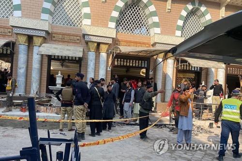 30일 자폭테러가 발생한 파키스탄 모스크. [AFP 연합뉴스 자료사진. 재판매 및 DB 금지]