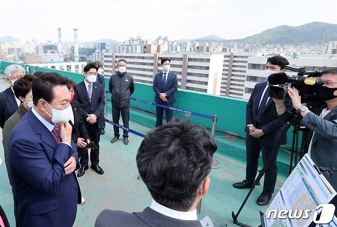 윤석열 대통령이 지난해 경기 안양시 동안구 초원7단지 부영아파트에서 열린 '1기 신도시 노후아파트 현안 점검'에 참석해 아파트 리모델링 현안에 대해 설명을 듣고 있다. 2022.5.2/뉴스1 ⓒ News1 인수위사진기자단