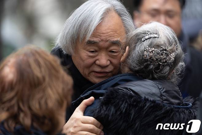 30일 오전(현지시간) 프랑스 파리 동편 외곽 뱅센 노트르담 성당에서 열린 배우 고(故) 윤정희의 장례식에서 고인의 배우자인 피아니스트 백건우가 눈시울을 붉히고 있다. 2023.1.30/뉴스1 ⓒ News1 이준성 기자