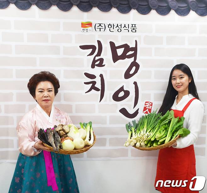 김치명인 김순자 대표가 부천 한성식품 본사에서 김장포기김치를 소개하고 있다.. (한성식품 제공) 2020.11.16/뉴스1 ⓒ News1 김진환 기자