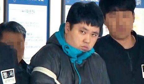 '청담동 주식 부자' 이희진씨의 부모를 살해한 혐의로 구속된 김다운이 경기 안양동안경찰서를 나오고 있다./조선DB