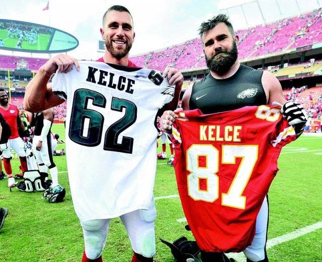 슈퍼볼 역사상 처음으로 형제 맞대결을 벌이게 된 동생 트래비스 켈시(왼쪽)와 형 제이슨이 유니폼을 서로 바꿔 들고 카메라 앞에 선 모습. 캔자스시티=AP 뉴시스