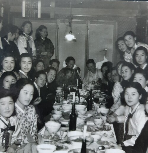 죽산과 김조이 부부(가운데)가 딸 호정(전등 왼쪽 서 있는 이)씨 친구들을 초대했을 때 사진이다. 유수현 상임이사 제공