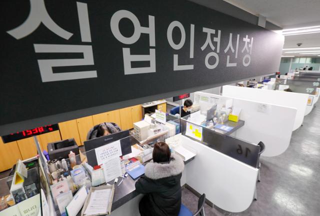 30일 서울 마포구 서부고용복지플러스센터에서 시민들이 실업급여 상담을 하고 있다. 뉴스1