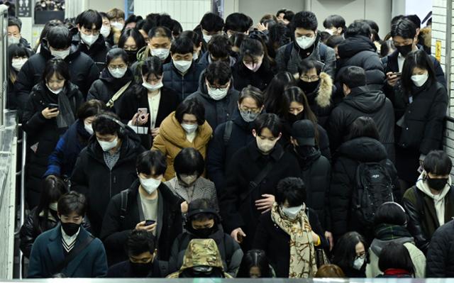 실내 마스크 의무 착용 해제 첫날인 30일 서울 구로구 신도림역 1호선 승강장에서 승객 대부분이 마스크를 쓴 채 지하철을 환승하고 있다. 지하철 역내에서는 마스크를 벗어도 된다. 왕태석 선임기자