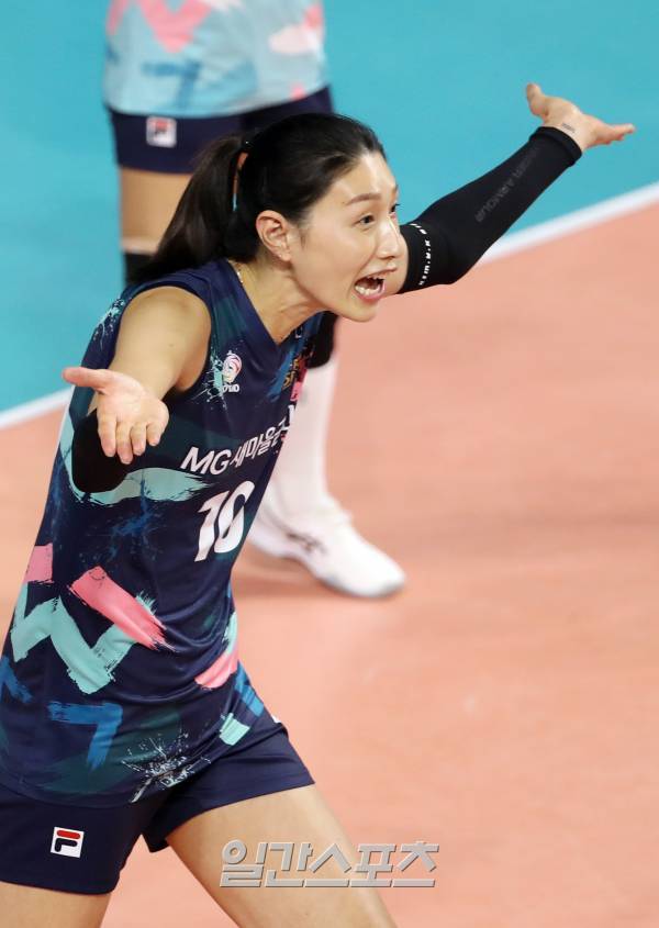 김연경이 지난 29일 인천삼산월드체육관에서 열린 2022~23 V리그 올스타전에서 이다현(현대건설)의 댄스 세리머니에 재치 있게 응수하고 있다. 인천=김민규 기자&nbsp;