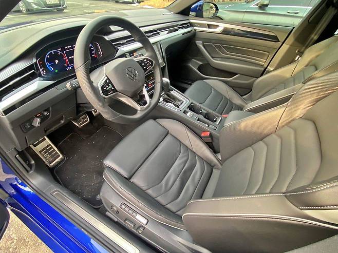 신형 아테온 R-라인 4모션 실내. 출처=IT동아