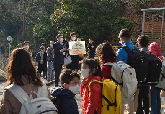 아프간 학생 등교를 환영하는 모습. 연합뉴스