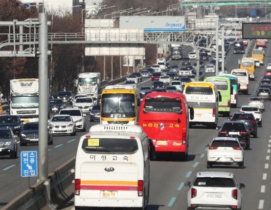 설 연휴 마지막 날인 지난 24일 오후 경기 오산시 경부고속도로 오산IC 인근 상하행선의 교통량이 많은 모습을 보이고 있다. 뉴스1
