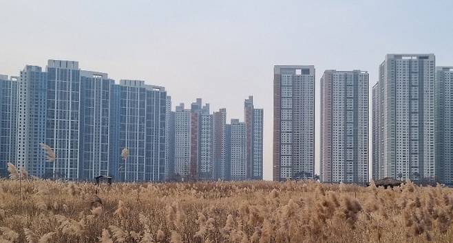 외국 기업은 거의 없고 아파트만 빼곡하게 들어서 있는 송도국제도시의 모습.