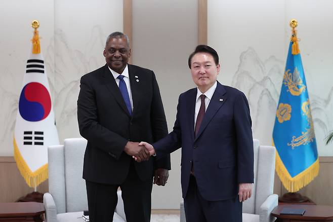 President Yoon Suk Yeol (R) shakes hands with U.S. Defense Secretary Lloyd Austin during their meeting at the presidential office in Seoul on Jan. 31, 2023, in this photo provided by Yoon`s office. (PHOTO NOT FOR SALE) (Yonhap)