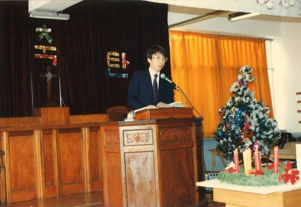 김영걸 목사가 휘경교회 교육전도사 시절 서울 동대문구 교회에서 초등부 아이들에게 말씀을 전하고 있다.