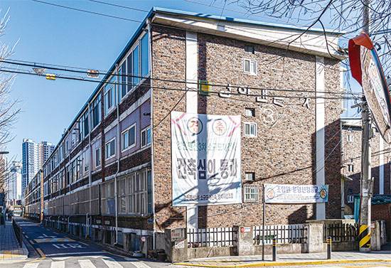 서울 성동구 성수동2가의 다세대주택인 ‘정안맨션3차’ 조합은 기존에 추진하던 소규모 재건축을 포기하고 한 부동산 개발 업체에 단지 전체를 통매각했다. (윤관식 기자)