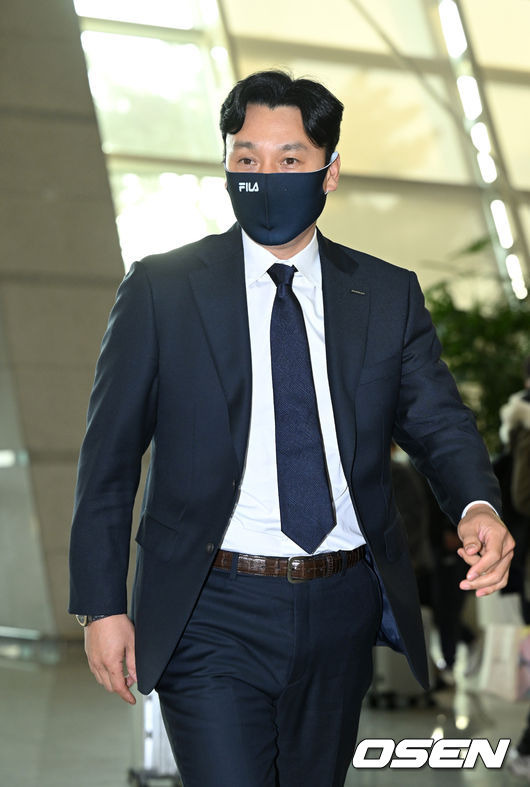 [OSEN=인천공항, 이대선 기자] 두산 베어스 선수단이 29일 인천공항을 통해 스프링캠프 훈련지인 호주 시드니로 출국했다. 두산 이승엽 감독이 출국장으로 이동하고 있다. 2023.01.29 /sunday@osen.co.kr