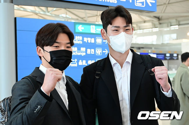 [OSEN=인천공항, 김성락 기자] LG 트윈스 선수단이 30일 인천공항을 통해 스프링캠프 훈련지인 미국 애리조나로 출국했다.LG 박해민, 홍창기가 취재진을 향해 포즈를 취하고 있다. 2023.01.30 /ksl0919@osen.co.kr