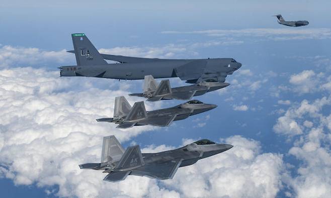 지난 2022년 12월 20일 한미 연합공군훈련을 위해 한반도 인근에 전개한 미국 B-52H, F-22, C-17이 비행하고 있다. 국방부 제공