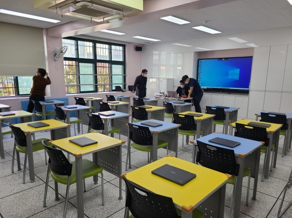 서울 구로구는 4차 산업 핵심 기술 인프라를 갖춘 미래 교육 환경을 조성하기 위해 ‘사물인터넷(IoT) 미래 교실 구축 지원 사업’에 참여할 학교를 모집한다. 사진은 신구로초등학교 IoT 미래 교실 모습. 구로구 제공