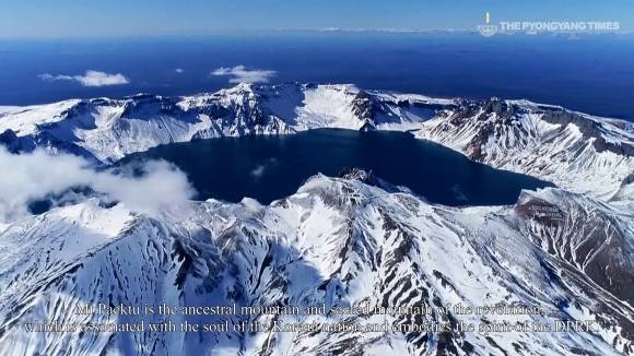 북한, 백두산 설경 담은 영상 공개 - 북한, 백두산 설경 담은 영상 공개     (서울=연합뉴스) 북한 평양타임스는 31일 백두산 설경을 보여주는 영상을 공개했다. 영상 초반에는 “백두산은 북한 정신을 상징하고 한민족 영혼과 관련된 혁명 조상 선대의 신성한 산”이라는 문구가 등장한다. 영상에는 온통 새하얀 눈으로 뒤덮이거나 태양이 떠오르는 등 다각도에서 찍힌 백두산 모습이 담겼다. 인공기를 든 백두산 답사 행렬의 모습도 비췄다. 북한은 2019년 김정은 국무위원장의 이른바 ‘백두산 군마 등정’ 이후 각계각층의 백두산 혁명전적지 답사를 독려해왔다. 북한이 백두산 영상을 공개한 것은 1942년 2월 16일 백두산에서 태어났다는 김정일 생일을 앞두고 선대 탄생지를 조명해 백두혈통의 의미를 재차 부각하려는 의도로 풀이된다. 2023.1.31 [평양타임스 캡처. 재판매 및 DB 금지]      nkphoto@yna.co.kr (끝)