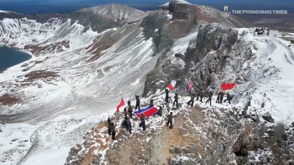 북한, 백두산 설경 담은 영상 공개 - 북한, 백두산 설경 담은 영상 공개     (서울=연합뉴스) 북한 평양타임스는 31일 백두산 설경을 보여주는 영상을 공개했다. 영상 초반에는 “백두산은 북한 정신을 상징하고 한민족 영혼과 관련된 혁명 조상 선대의 신성한 산”이라는 문구가 등장한다. 영상에는 온통 새하얀 눈으로 뒤덮이거나 태양이 떠오르는 등 다각도에서 찍힌 백두산 모습이 담겼다. 인공기를 든 백두산 답사 행렬의 모습도 비췄다. 북한은 2019년 김정은 국무위원장의 이른바 ‘백두산 군마 등정’ 이후 각계각층의 백두산 혁명전적지 답사를 독려해왔다. 북한이 백두산 영상을 공개한 것은 1942년 2월 16일 백두산에서 태어났다는 김정일 생일을 앞두고 선대 탄생지를 조명해 백두혈통의 의미를 재차 부각하려는 의도로 풀이된다. 2023.1.31 [평양타임스 캡처. 재판매 및 DB 금지]      nkphoto@yna.co.kr (끝)