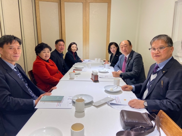 예산정책연구위원회 위원장단 간담회’를 개최한 김영철 의원(오른쪽 가운데)