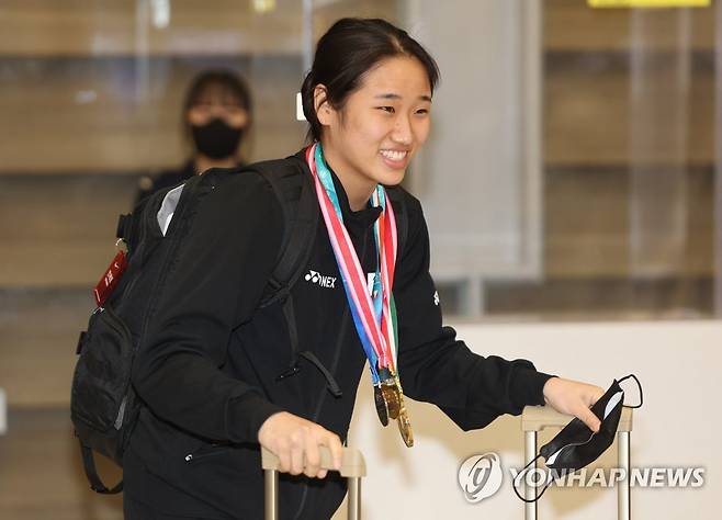 한국 여자 배드민턴의 간판 안세영 귀국 (영종도=연합뉴스) 박동주 기자 = 2023 인도네시아 마스터스 배드민턴선수권대회 정상에 오른 한국 여자 배드민턴의 간판 안세영이 31일 오전 인천국제공항을 통해 귀국하고 있다. 2023.1.31 pdj6635@yna.co.kr