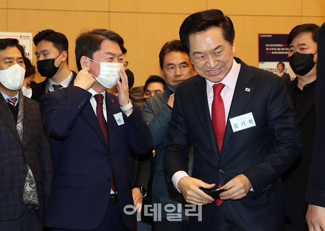 국민의힘 당대표 후보로 나선 김기현(오른쪽), 안철수 의원(사진=노진환 기자)