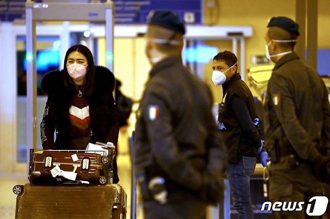 29일(현지시간) 이탈리아 로마의 레오나르도 다빈치 국제공항에서 중국 관광객이 코로나19 검사를 받은 뒤 입국장을 나서고 있다. ⓒ AFP=뉴스1 ⓒ News1 우동명 기자