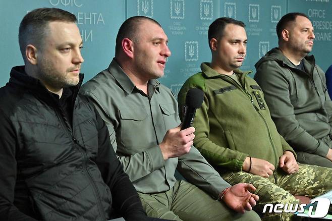 키릴로 부다노프 우크라이나 국방부 군 정보국장(왼쪽에서 세 번째)가 지난해 9월22일 기자회견을 열고 취재진의 질문에 답하고 있다. ⓒ AFP=뉴스1 ⓒ News1 강민경 기자