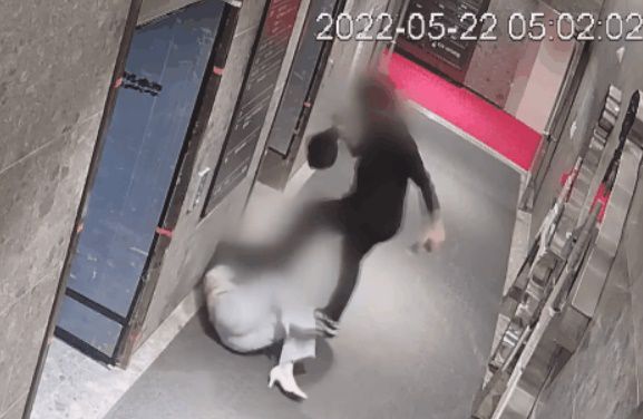 부산 서면에서 처음 본 20대 여성을 이유 없이 무차별적으로 폭행해 살인미수 혐의를 받는 남성의 범행 장면이 담긴 CCTV 원본 영상이 공개됐다. /JTBC