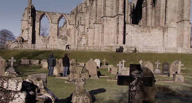 <트립 투 잉글랜드>는 두 중년 남자의 여행을 통해 여행의 일탈 속에서도 벗어날 수 없는 현실과 나이, 죽음에 대한 성찰을 흥미롭게 펼친다.