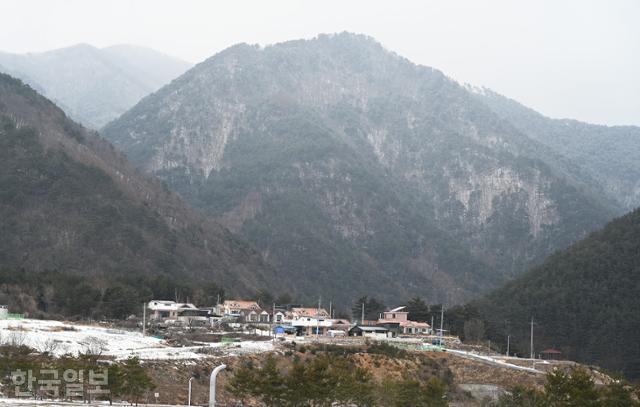 올림픽 스키장 시설이 들어서며 기존 마을은 바로 옆 언덕으로 이주했다.