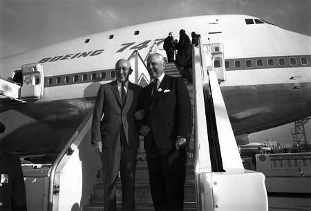 1968년 747 론칭 행사에 참석한 빌 알렌 당시 보잉 사장과 후안 트립 팬 암 최고경영자(CEO)가 747기 앞에서 기념촬영을 하고 있다. 친분이 두터웠던 두 사람은 낚시 여행 중 악수로 항공기 계약을 맺었다. 보잉 코리아 제공