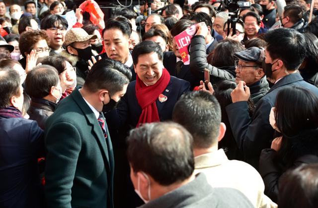 국민의힘 당권주자인 김기현 의원이 1일 대구 중구 서문시장에서 열린 당대표 후보 출정식에 입장하고 있다. 대구=뉴시스