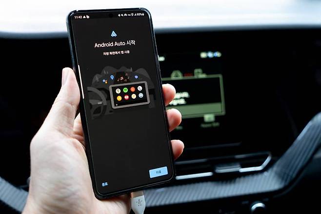 어느 날 안드로이드 오토를 연결했는데 권한을 다시 요구한다면 쿨워크 업데이트가 반영된 것이다. 출처=IT동아