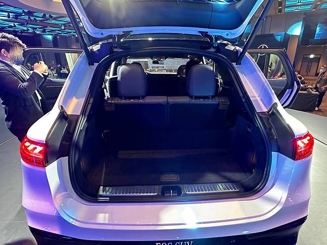 벤츠코리아 ‘더 뉴 EQS SUV’ 트렁크. 출처=IT동아