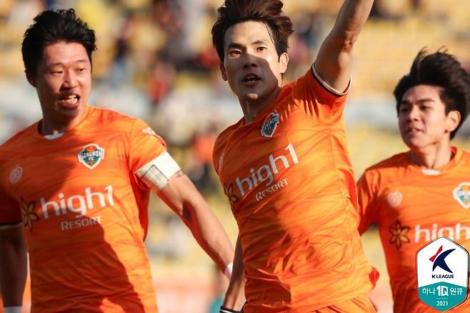 2021년 12월 K리그 승강 플레이오프에서 결승골을 터트린 한국영(가운데). 사진 프로축구연맹