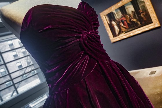 지난1월 20일(현지시간) 뉴욕에서 열린 소더비의 경매에 다이애나비가 착용했던 드레스가 설치된 모습. AP=연합뉴스