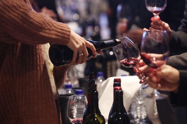 이탈리아산 와인을 맛보는 소비자들. [사진 출처 = 연합뉴스]