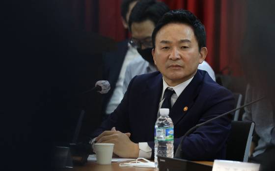 원희룡 국토부 장관이 지난해 11월 은마아파트 소유자 의견을 듣고 있다./사진=뉴시스