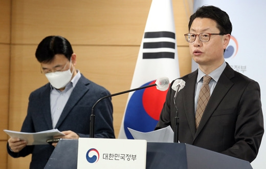 홍진배 과학기술정보통신부 네트워크정책실장이 지난달 31일 서울 종로구 세종대로 정부서울청사에서 5G(28Ghz) 신규사업자 진입 지원 방안 관련 브리핑을 하고 있다. /사진=뉴스1