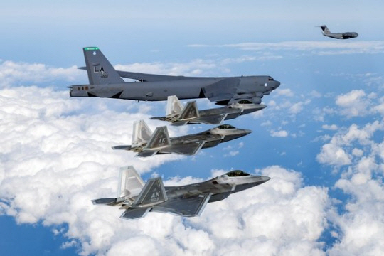 지난해 12월 20일 한·미 연합 공군 훈련을 위해 한반도로 전개한 미군 B-52H, F-22 등이 함께 비행하고 있다. 국방부