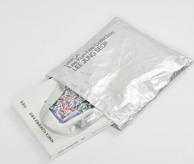 이건희컬렉션전 기념 에코백. 이중섭의 은지화에서 모티브를 따서 제작했다. [MMCA 제공]