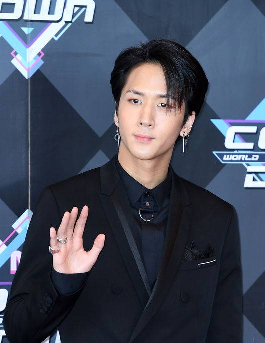 [OSEN=이대선 기자] 7일 오후 서울 마포구 상암동 CJ E&M센터에서 ‘엠카운트다운’ 리허설 포토타임 행사가 열렸다.가수 라비가 포토타임을 갖고 있다./sunday@osen.co.kr