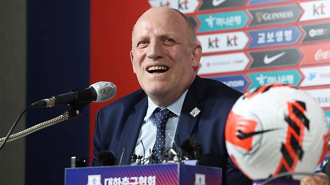 질의 답하는 마이클 뮐러 신임 축협 국가대표 전력강화위원장