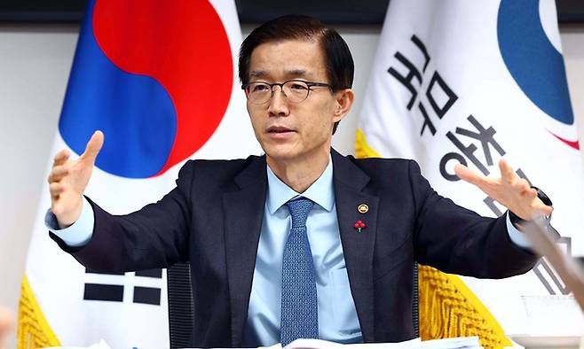 방문규 국무조정실장이 최근 정부서울청사에서 진행한 세계일보와의 인터뷰에서 윤석열정부의 국정과제 중 국무총리실이 추진 중인 부분에 대해 설명하고 있다. 남제현 선임기자