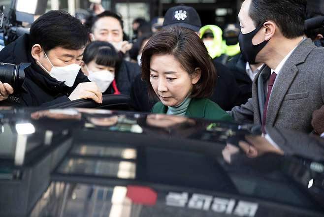 1월25일 나경원 전 의원이 국민의힘 전당대회 불출마 입장을 밝힌 후 당사를 나서고 있다. ⓒ사진공동취재단